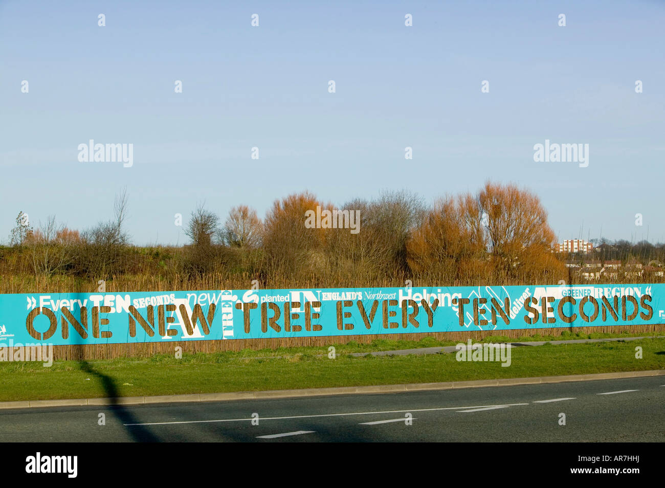 Un segnale circa la piantagione di alberi in Inghilterra del nord ovest vicino a Liverpool Foto Stock