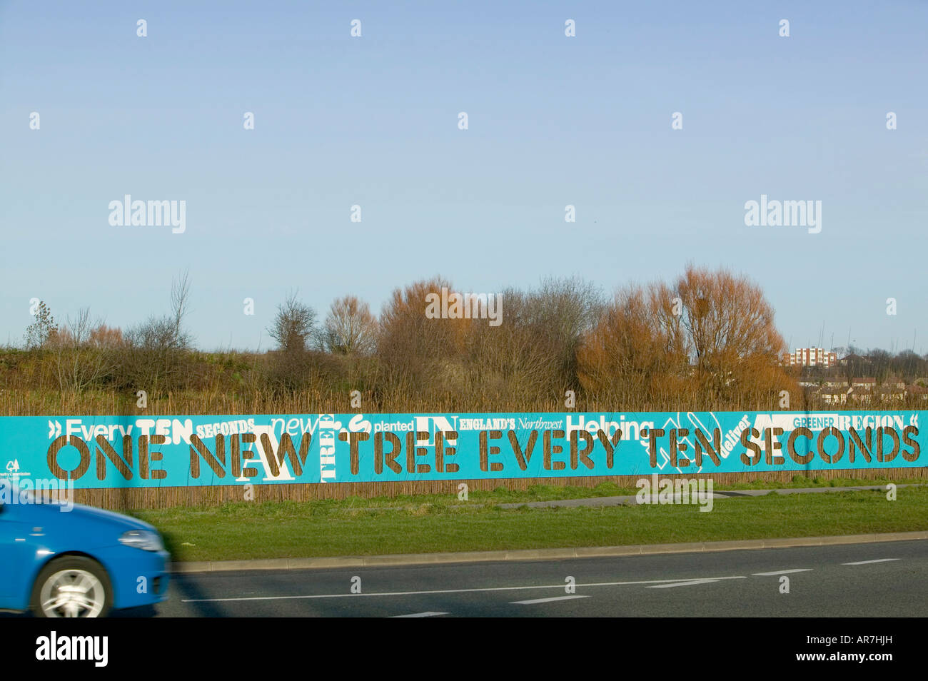 Un segnale circa la piantagione di alberi in Inghilterra del nord ovest vicino a Liverpool Foto Stock