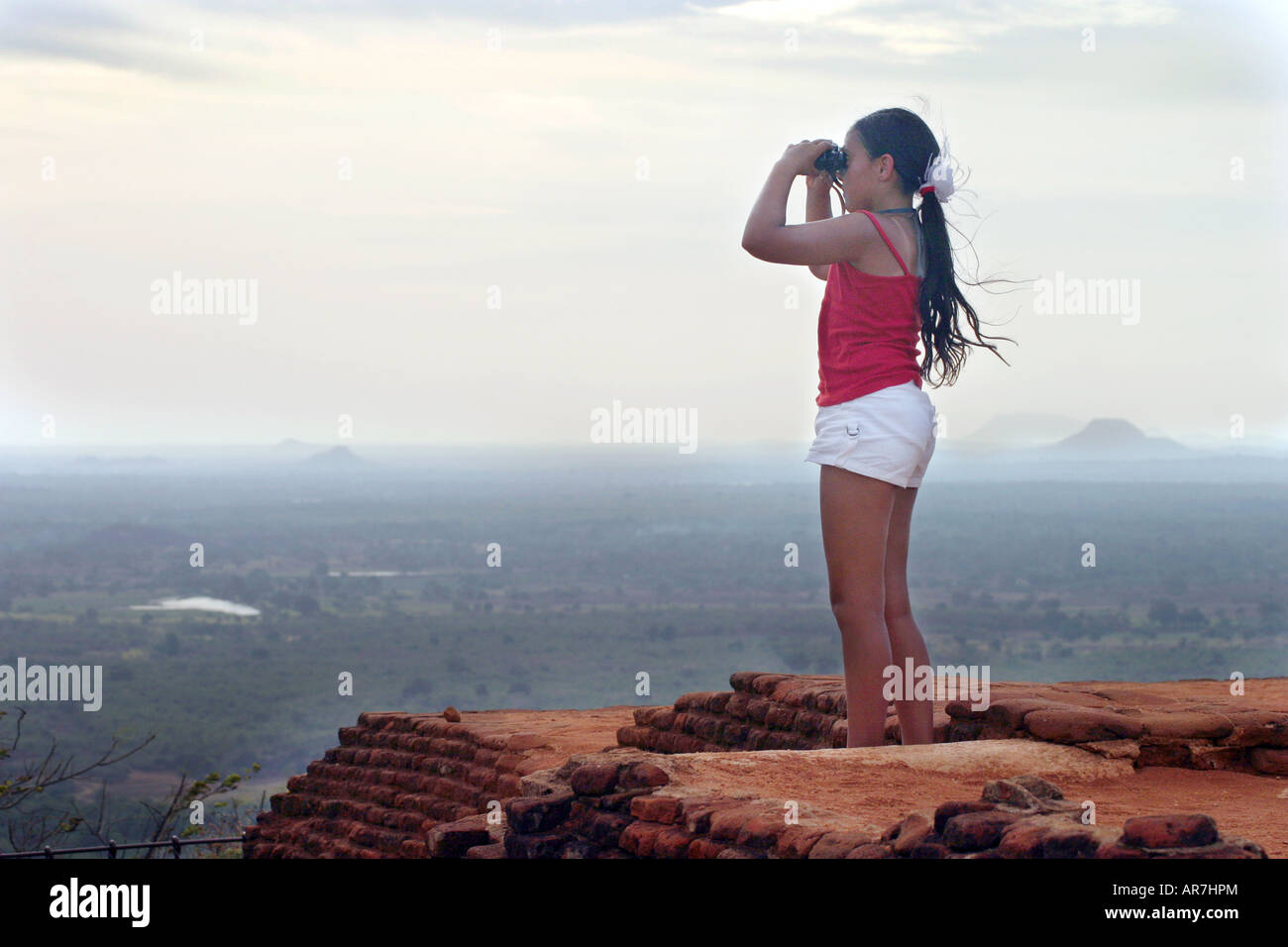 Sigiriya Sri Lanka - Una ragazza di 12 anni in cima a Sigiriya, antica fortezza rocciosa; Sri Lanka, Asia. Vacanza in vacanza lungo la Gallia per tutta la famiglia. Foto Stock