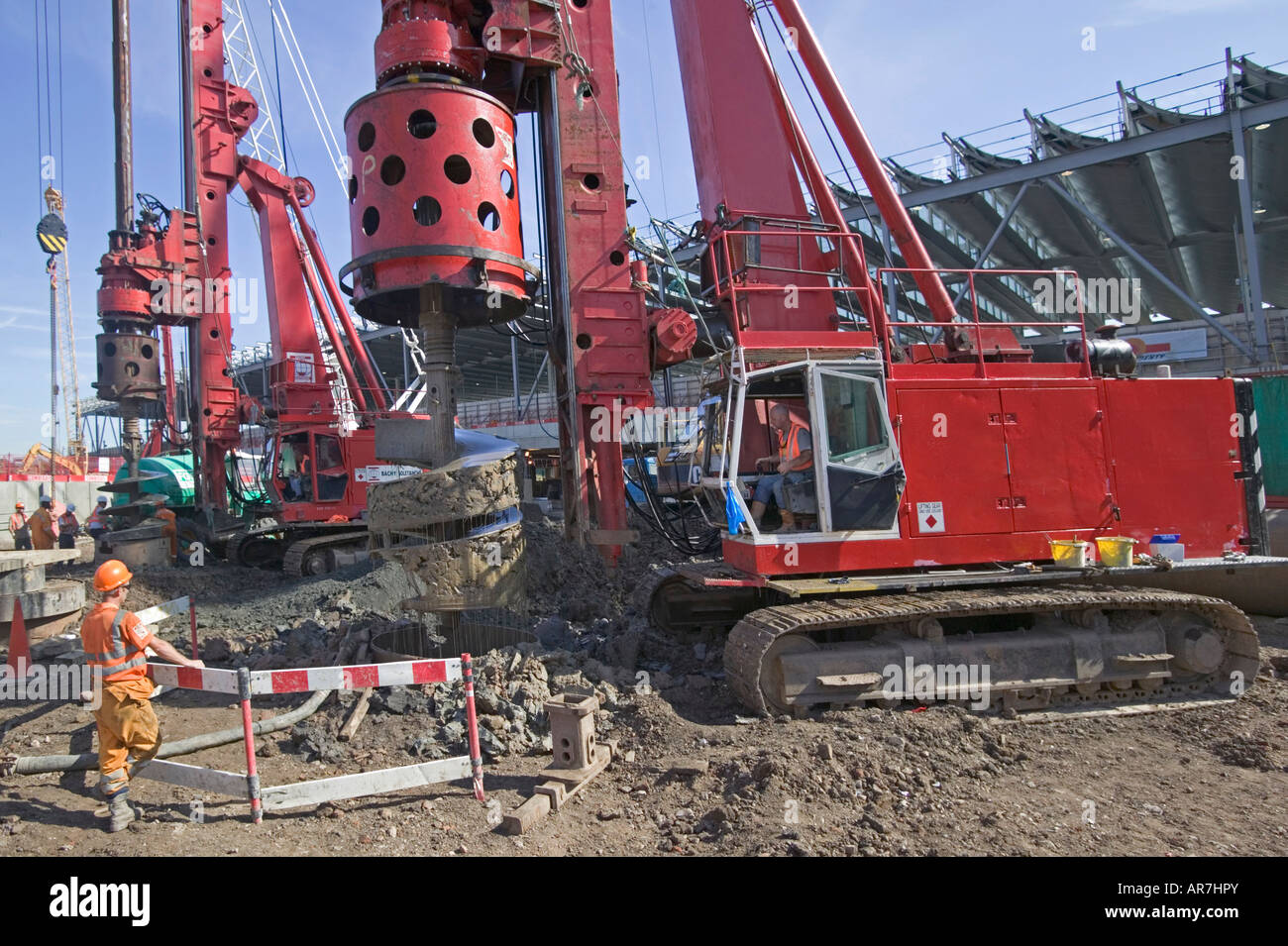 Impianti di trivellazione di palificazione alesaggio verticalmente per trovare un terreno stabile. Una rete di pile rinforzato fornisce un fondamento per una pesante struttura. Foto Stock