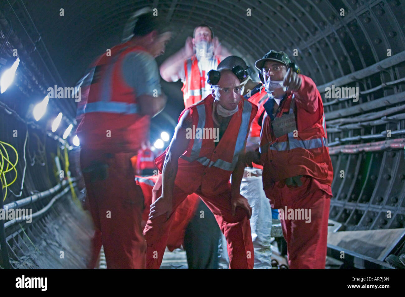 La metropolitana di Londra Site Supervisor incarica il suo team circa i potenziali pericoli prima di iniziare il tunnel essenziale lavoro di manutenzione. Foto Stock