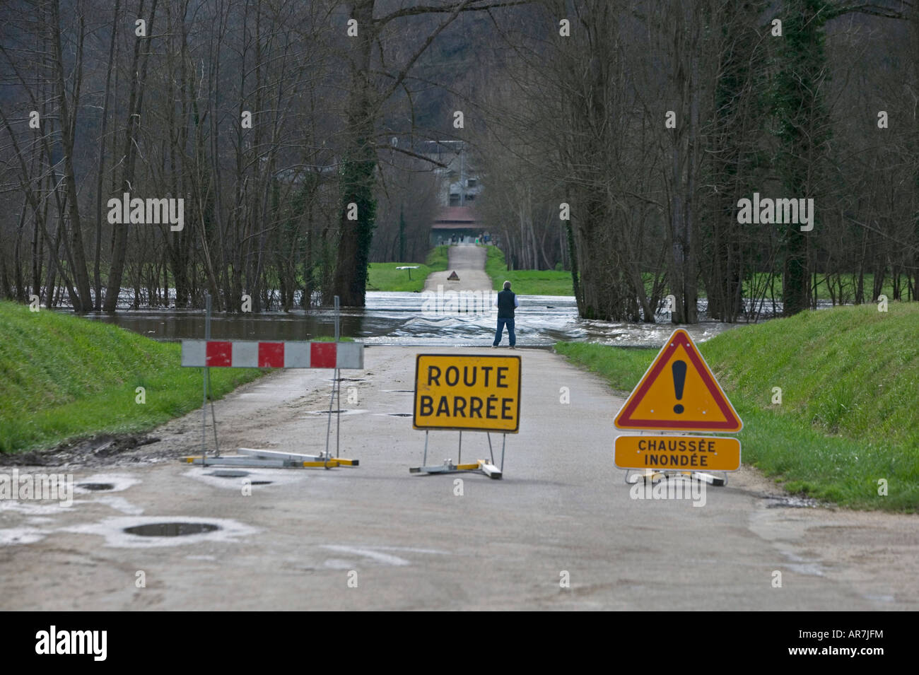 Fiume Dordogne trabocca le sue banche dopo forti piogge e riprende un nuovo corso, bloccando una strada nel processo. Foto Stock