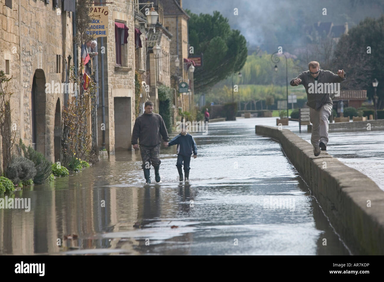 Fiume Dordogne tracima nella strada principale di un villaggio adiacente a seguito di un periodo di intenso e persistente pioggia. Foto Stock