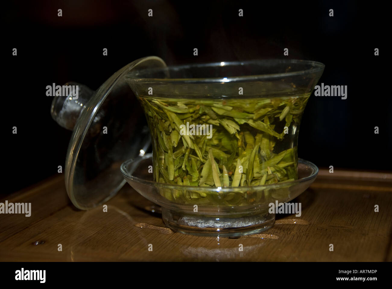 Un bicchiere di longjing tè verde a un tradizionale Hangzhou tea house Cina Foto Stock