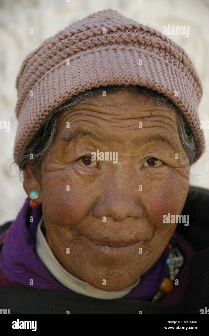 Ritratto verticale di una vecchia donna tibetano a piedi la kora in Shigatse Repubblica Popolare di Cina Foto Stock