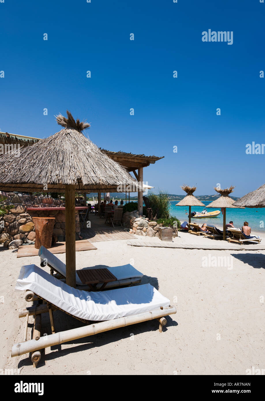 La spiaggia e il bar sulla spiaggia a San Ciprianu, vicino a Porto Vecchio, in Corsica, Francia Foto Stock