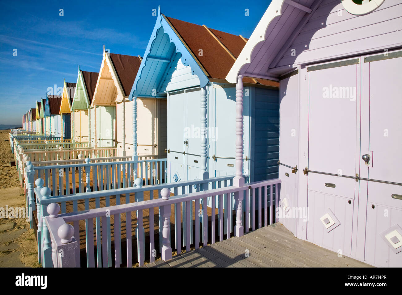 La nuova spiaggia capanne a West Mersea ESSEX tutte dipinte in colori pastello Foto Stock