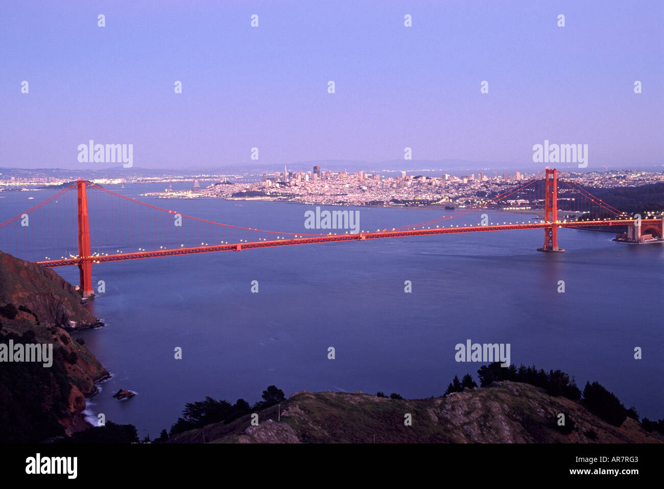 Golden Gate Bridge e San Francisco al tramonto. Foto Stock