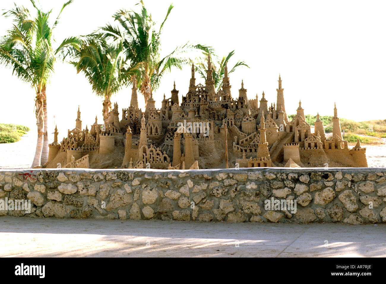 Un gigantesco castello di sabbia sulla spiaggia di Miami in Florida. Foto Stock