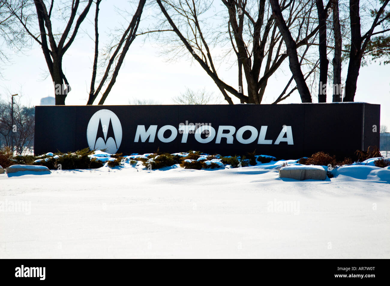 Vista invernale del corporate Motorola segno situato all'ingresso del complesso aziendale in Schaumburg, Illinois, Stati Uniti d'America Foto Stock