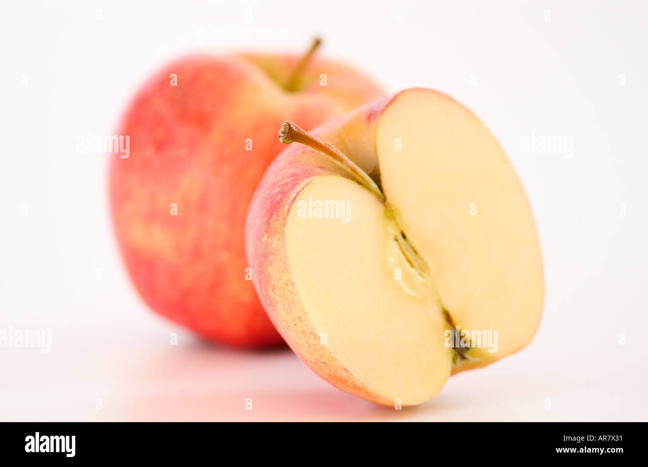 2 rosse mele Gala con uno a fette Foto Stock