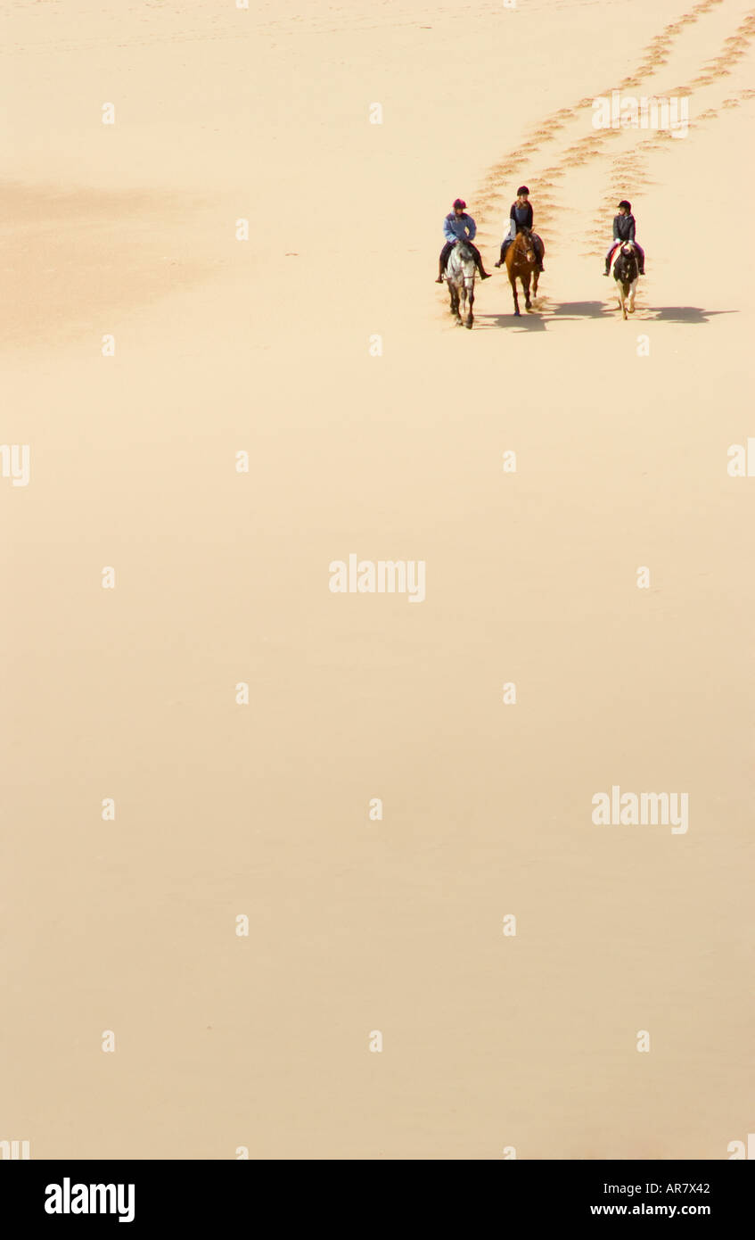 Tre amici pony equitazione sulla spiaggia a tre Cliff Bay Penisola di Gower, GLAMORGAN, GALLES PHILLIP ROBERTS Foto Stock