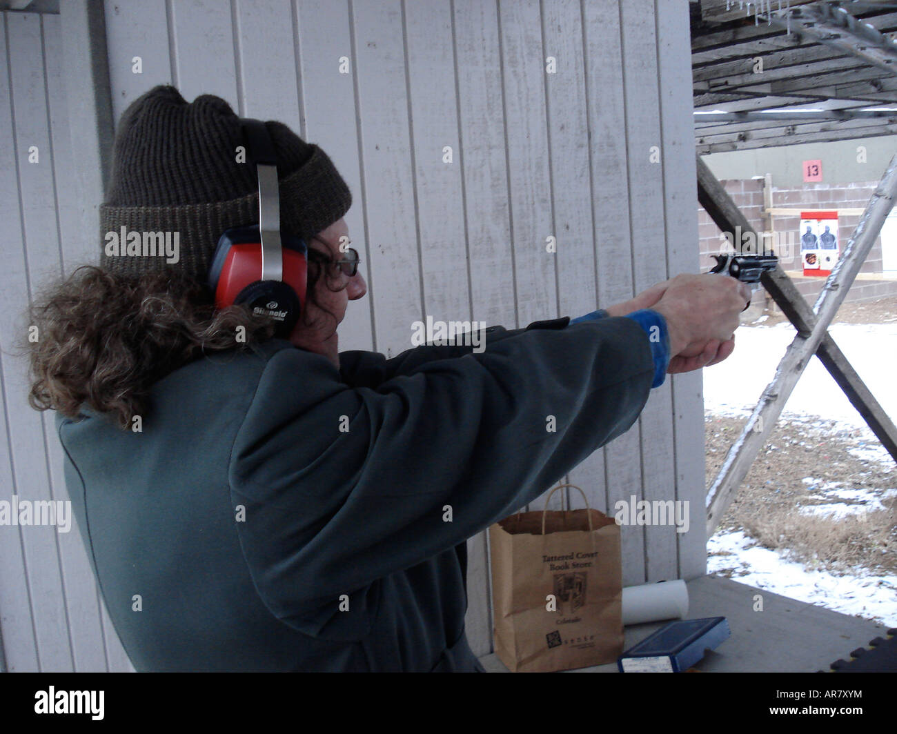 Un maschio caucasico spara un 38 pistola speciale. Foto Stock