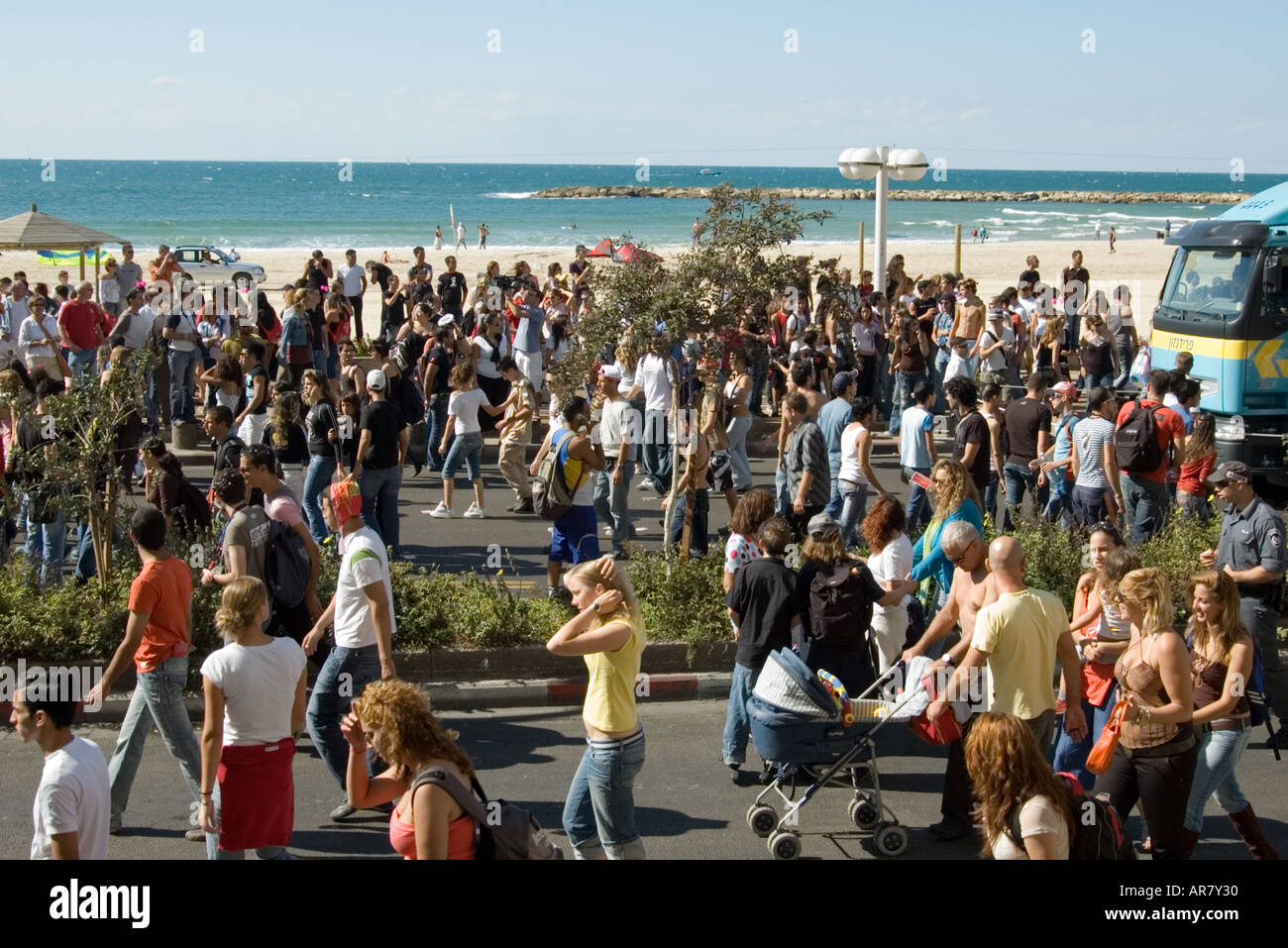 La folla a Tel Aviv Love Parade sul fronte spiaggia Ottobre 2005 Foto Stock