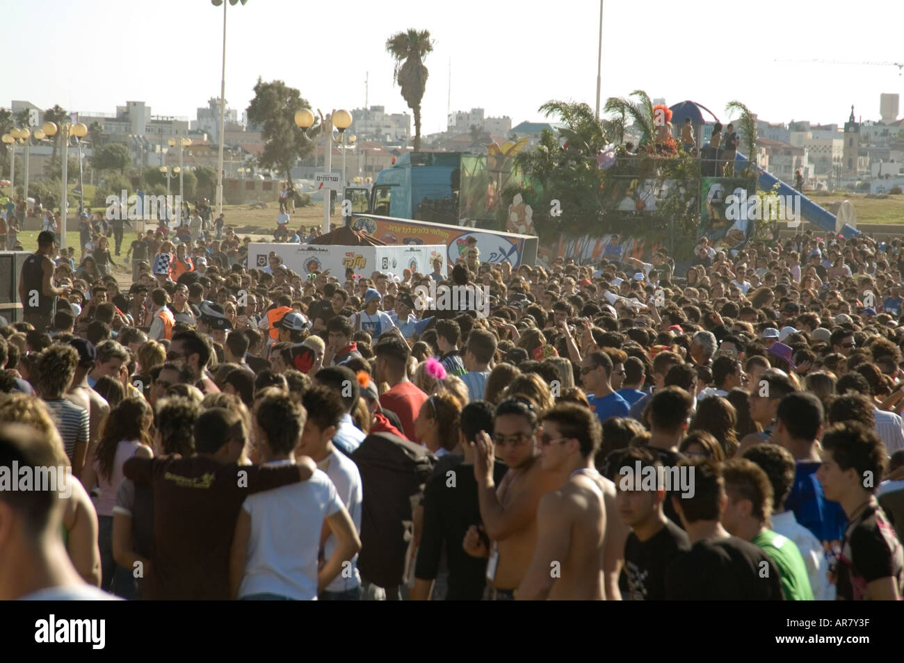 La folla a Tel Aviv Love Parade sul fronte spiaggia Ottobre 2005 Foto Stock