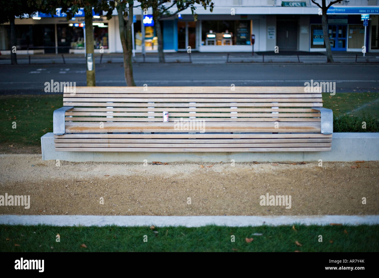 Una panchina nel parco di Palmerston North Nuova Zelanda Foto Stock