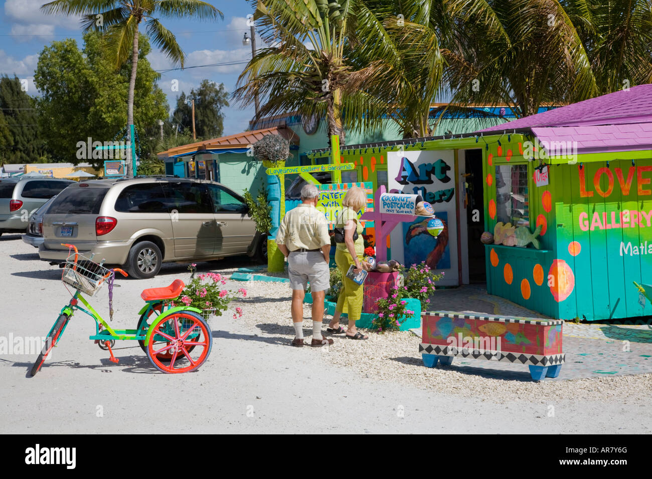 People shopping in negozi colorati su Pine Island Road in Matlacha Florida del sud-ovest della costa del Golfo della Florida Foto Stock