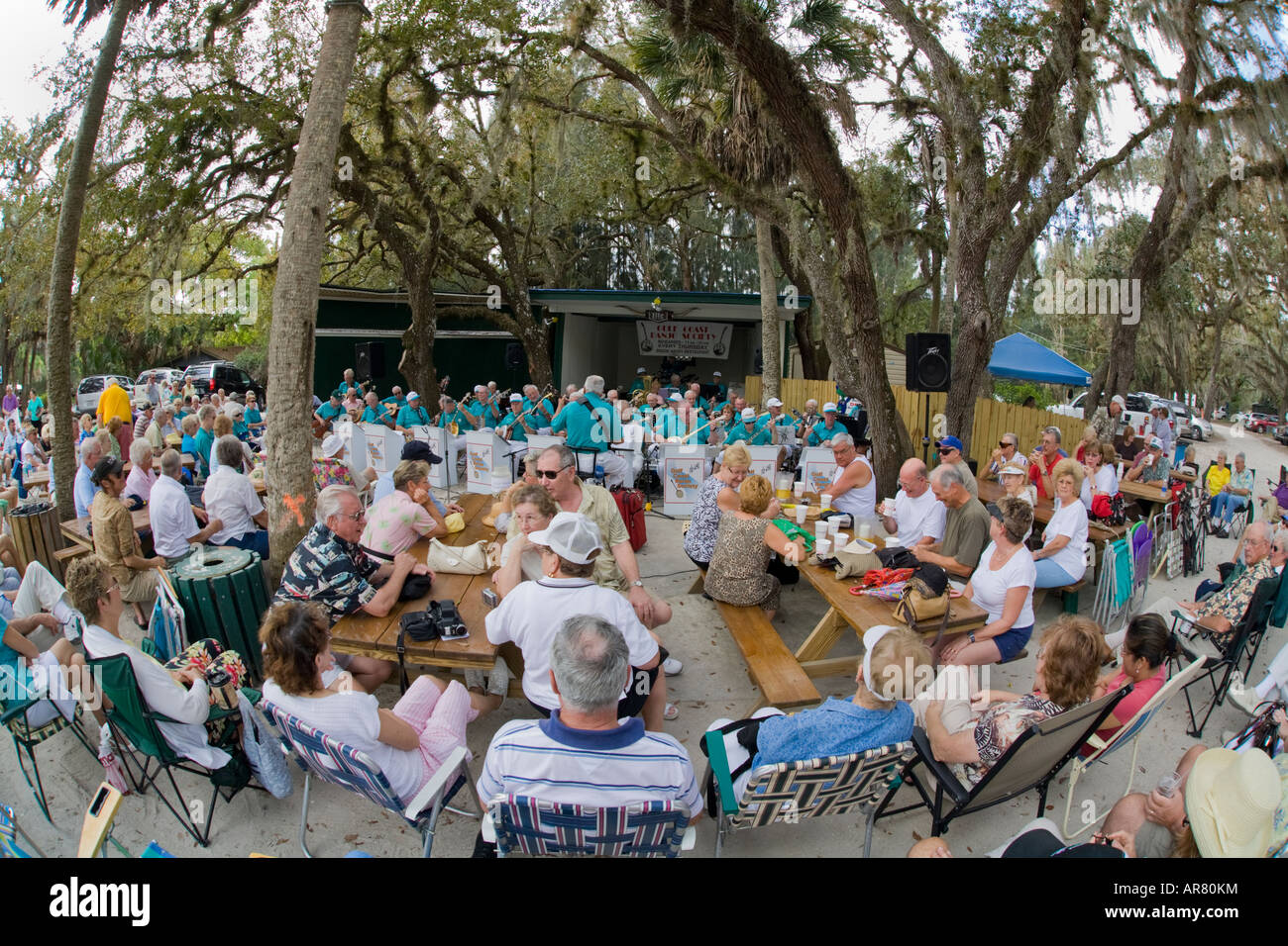 La folla di persone che guardano la costa del Golfo Banjo Society a Snook Haven in Florida Venezia Foto Stock