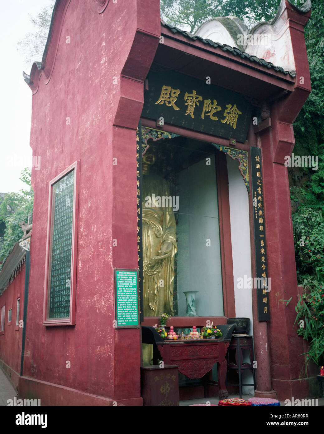 Mituo (Amitabha) Hall di Leshan City, nella provincia di Sichuan, in Cina. Foto Stock