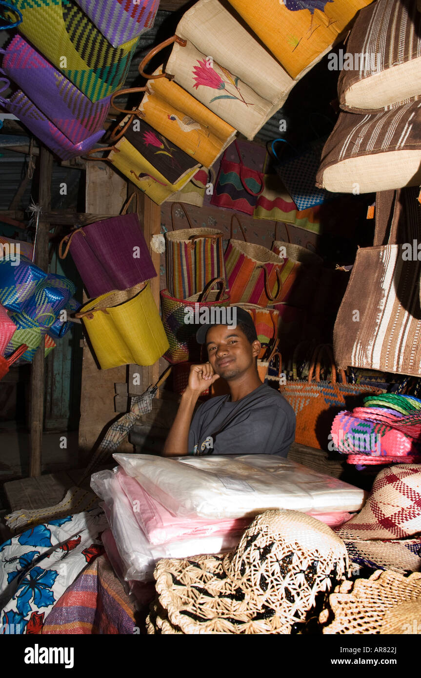 Sacchetti per la vendita nel mercato, Toliara, Madagascar Foto Stock