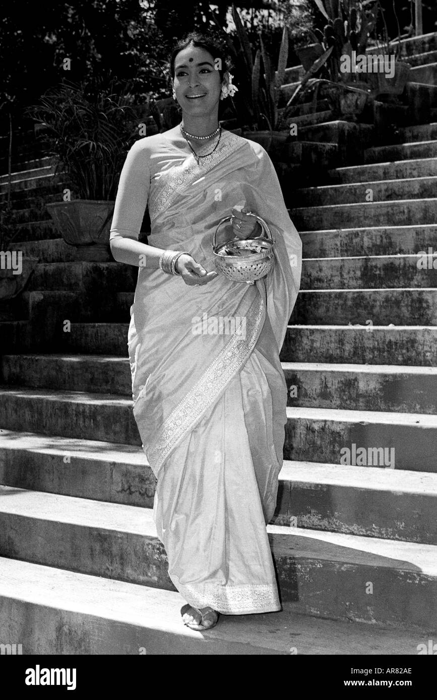Nutan Indian bollywood film star attrice sorridente sparando in una saree sari attrice India Foto Stock