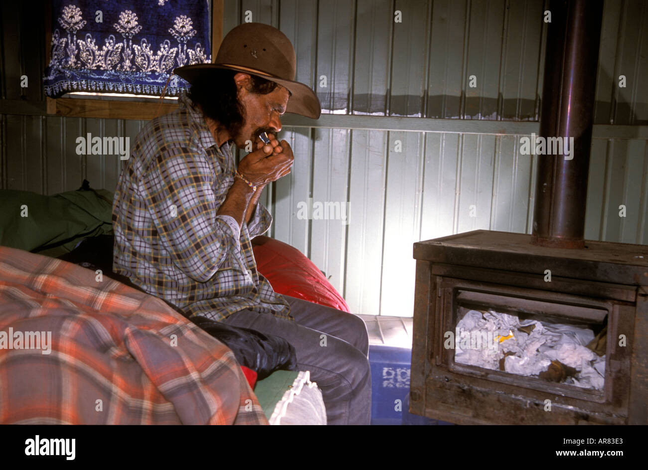 Presto l'uomo gioca armonica a bocca Iga Warta comunità nel nord Flinders Ranges Australia del Sud Foto Stock