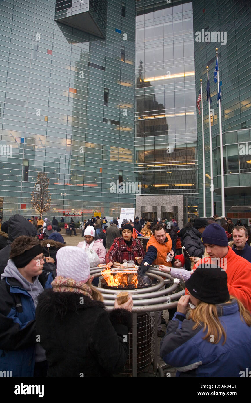 La tostatura marshmallows a Detroit WinterBlast festival invernale Foto Stock