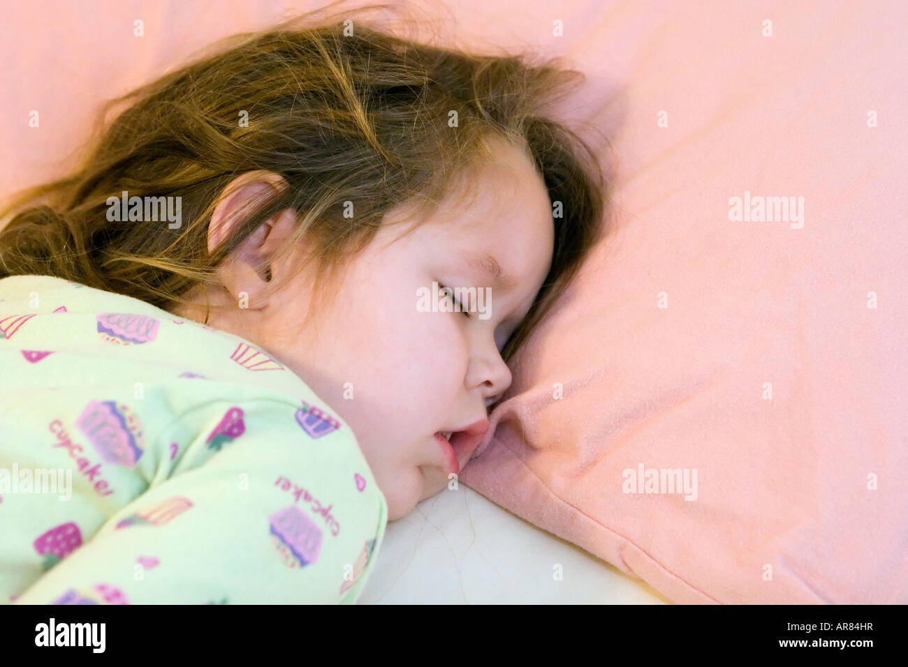 Ragazza giovane età 4 addormentato veloce con la bocca aperta sul cuscino. Il giorno dopo Natale richiede sonno extra Foto Stock