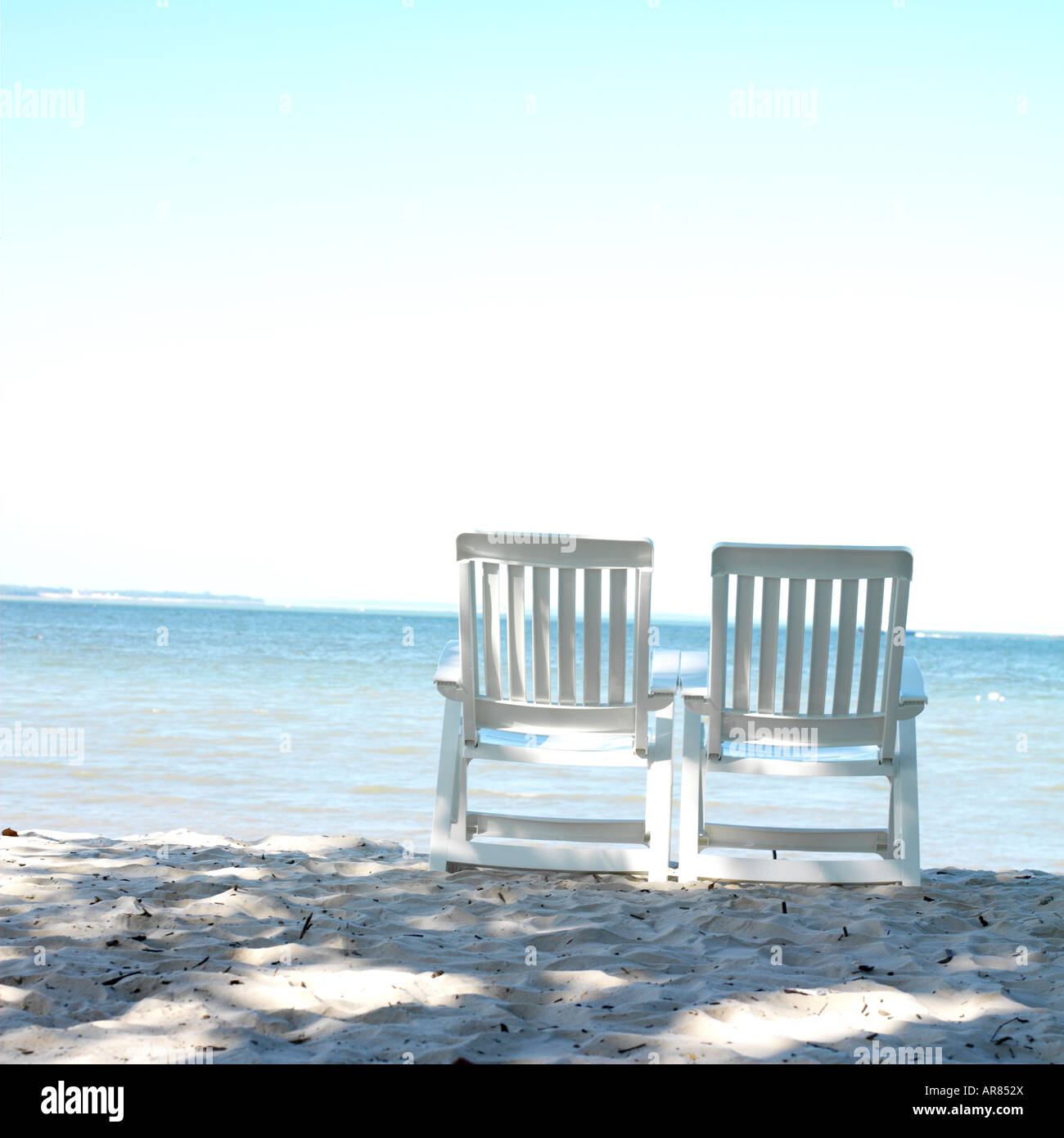 Due sedie a sdraio sulla spiaggia sabbiosa Foto Stock