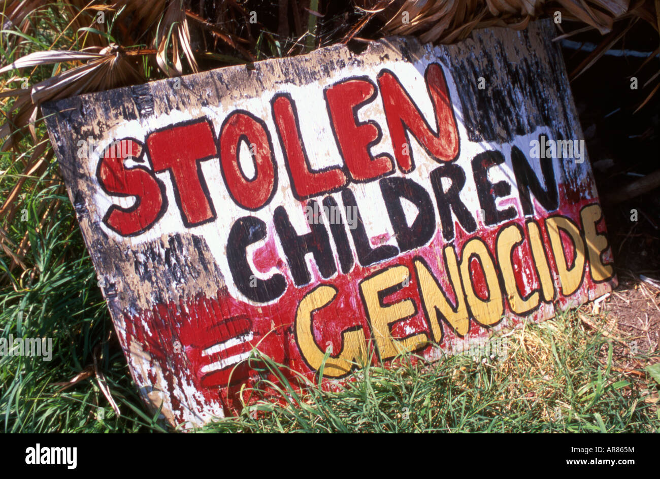 Aborigeni segno di protesta facendo riferimento al "generazione perduta' fuori la vecchia sede del Parlamento a Canberra, Australia Foto Stock
