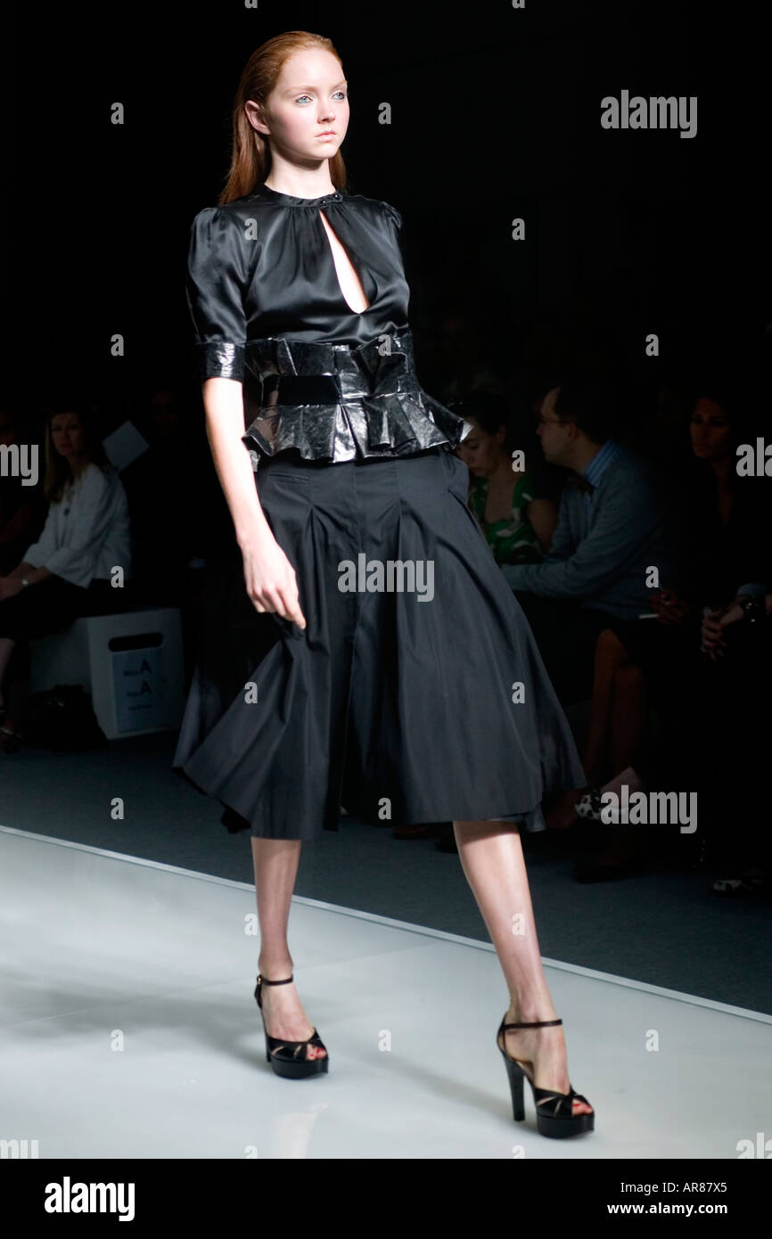 Primavera Estate 2007 raccolta di Noir dal designer danese Peter Ingwersen presso la London Fashion Week di Settembre 2006 Foto Stock