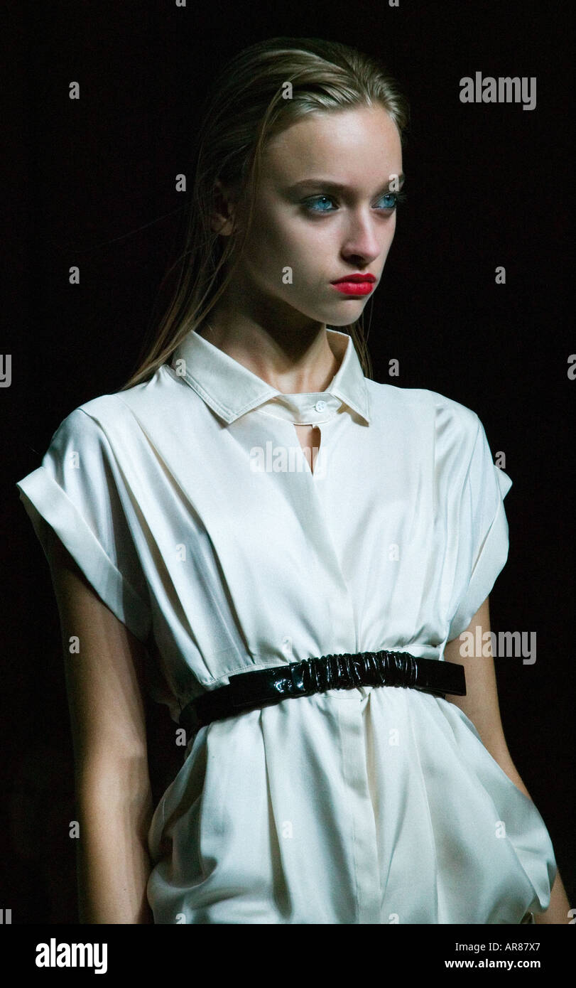 Primavera Estate 2007 raccolta di Noir dal designer danese Peter Ingwersen presso la London Fashion Week di Settembre 2006 Foto Stock
