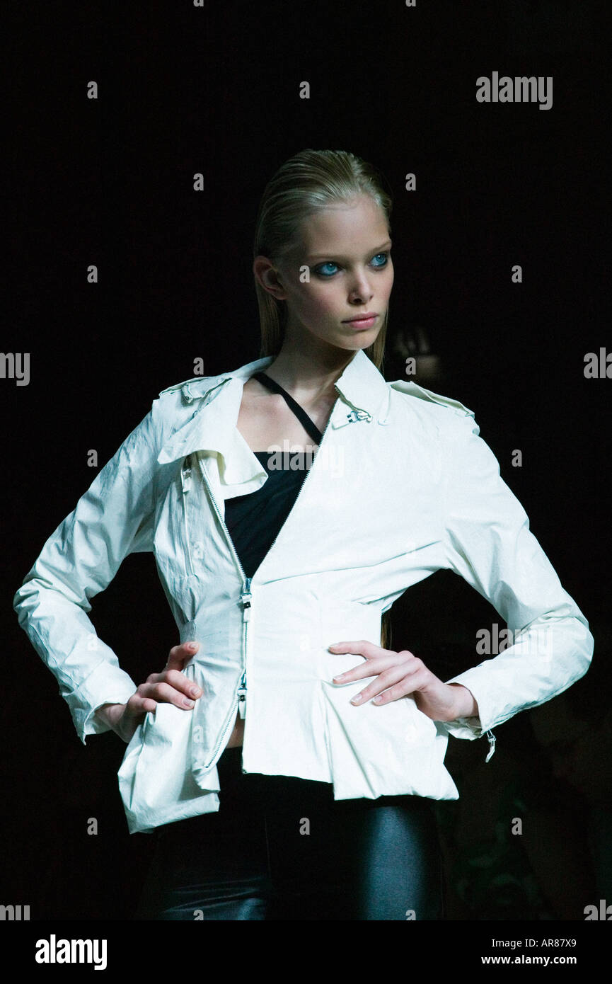 Primavera Estate 2007 raccolta di Noir dal designer danese Peter Ingwersen presso la London Fashion Week di Settembre 2006 Foto Stock