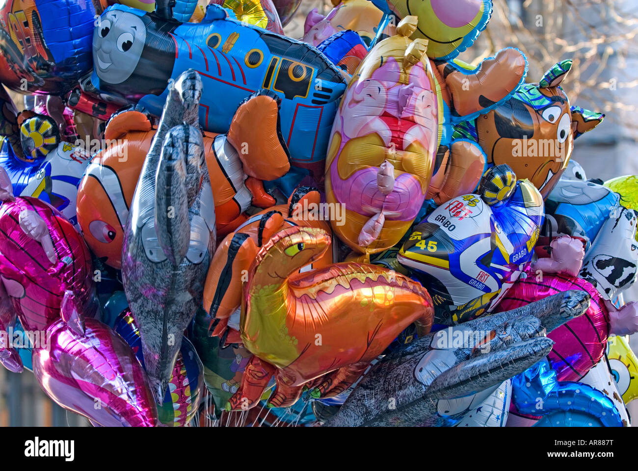 I bambini di lamina di metallo palloncini elio Foto Stock