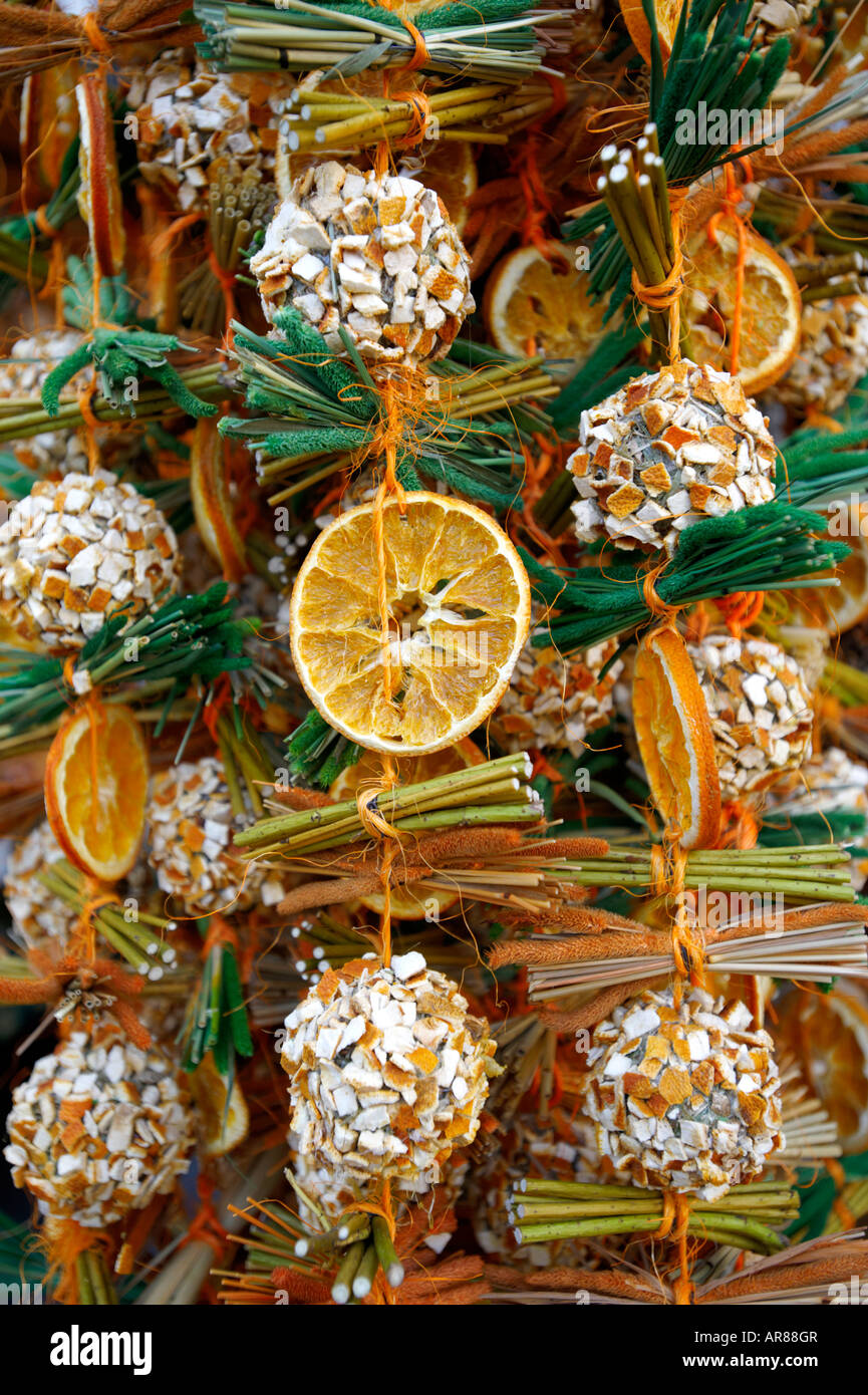 Decorazioni natalizie naturali di arance secche e bastoni di cannella Un mercatino di Natale - Salisburgo Foto Stock