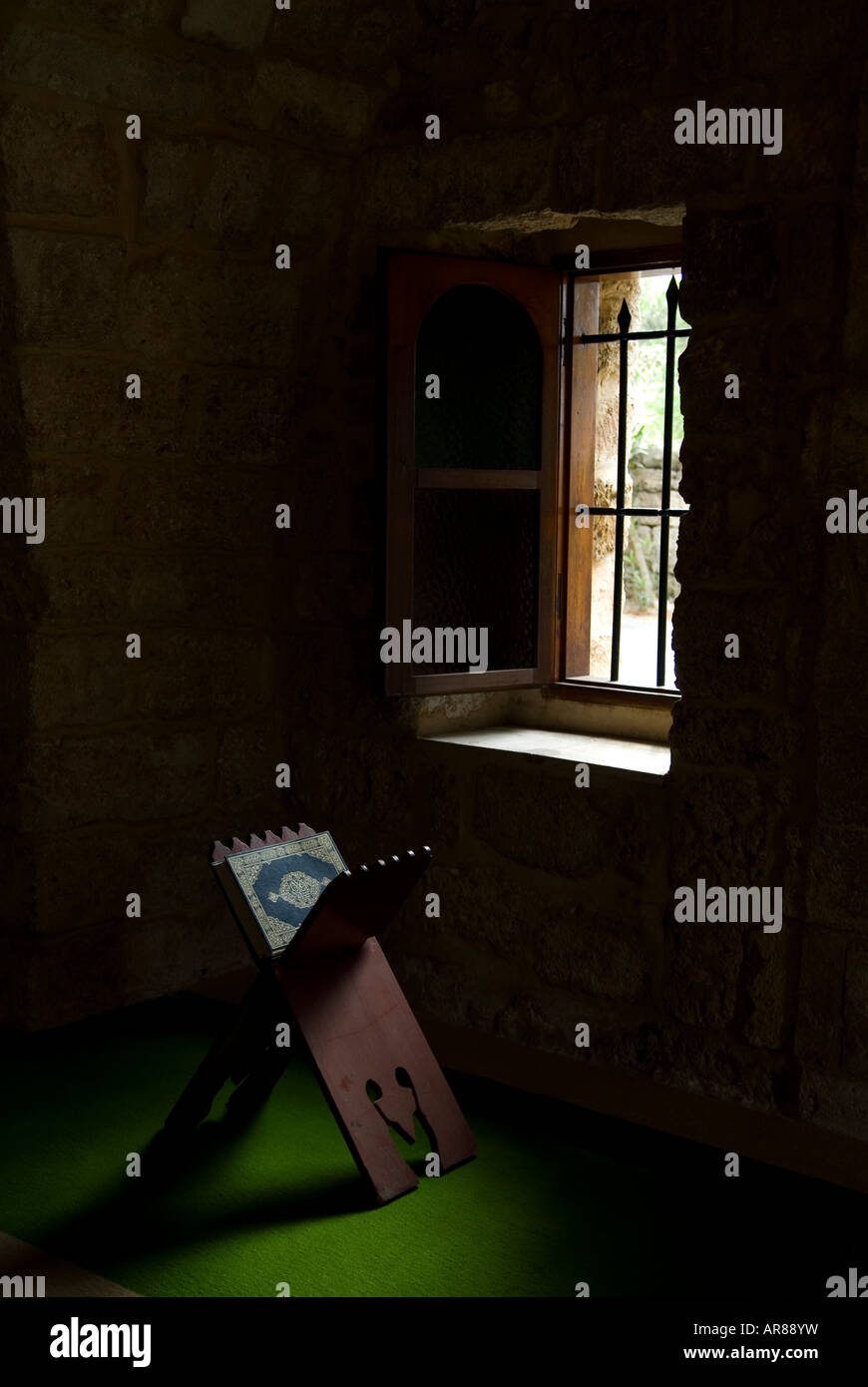 Corano su un supporto mediante la finestra Foto Stock