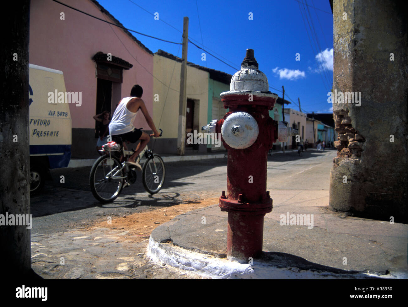 Il bianco e il rosso dipinto idrante di fuoco Foto Stock