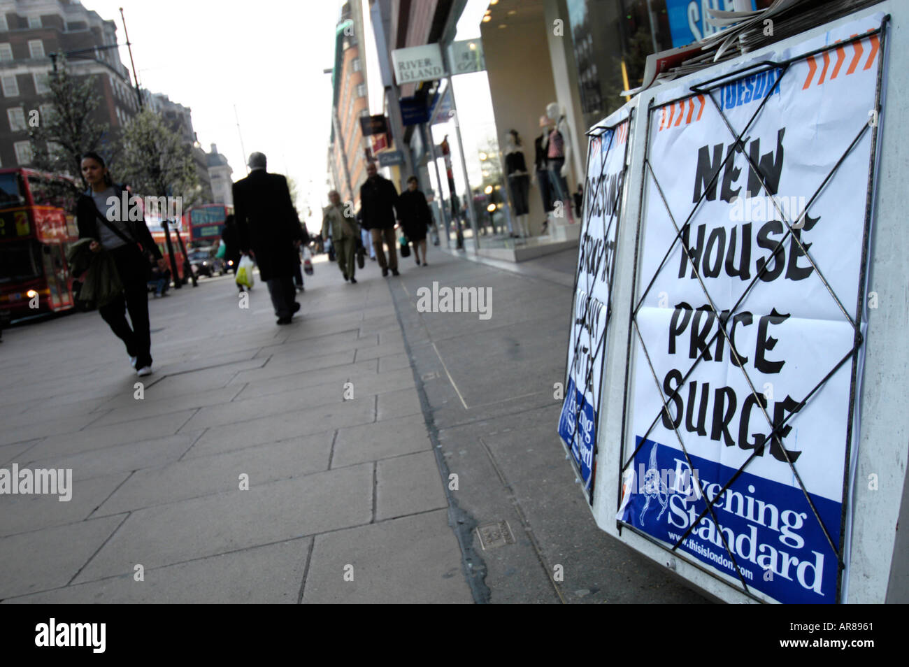 Casa nuova impennata dei prezzi Evening Standard headline, London, England, Regno Unito Foto Stock