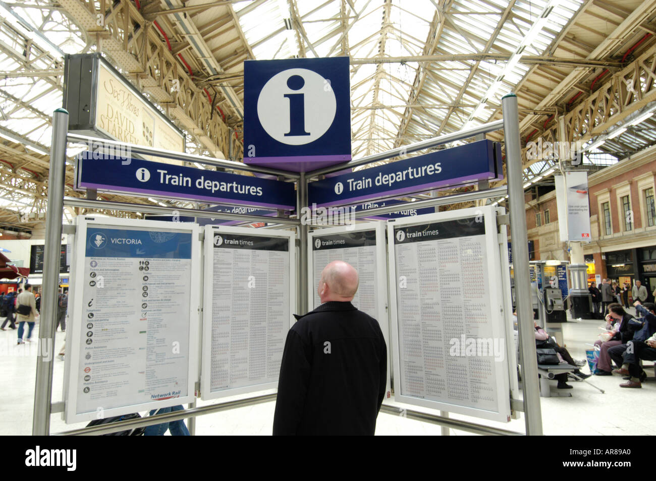 Calendario partenze presso la stazione Victoria di Londra, Inghilterra, Regno Unito Foto Stock