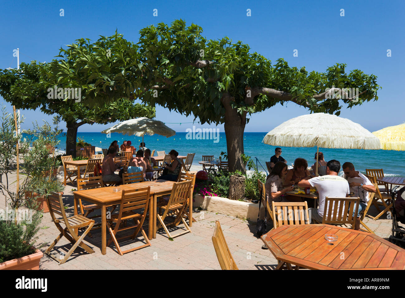 Il ristorante sul fronte spiaggia, Moriani Plage, East Coast, Corsica, Francia Foto Stock