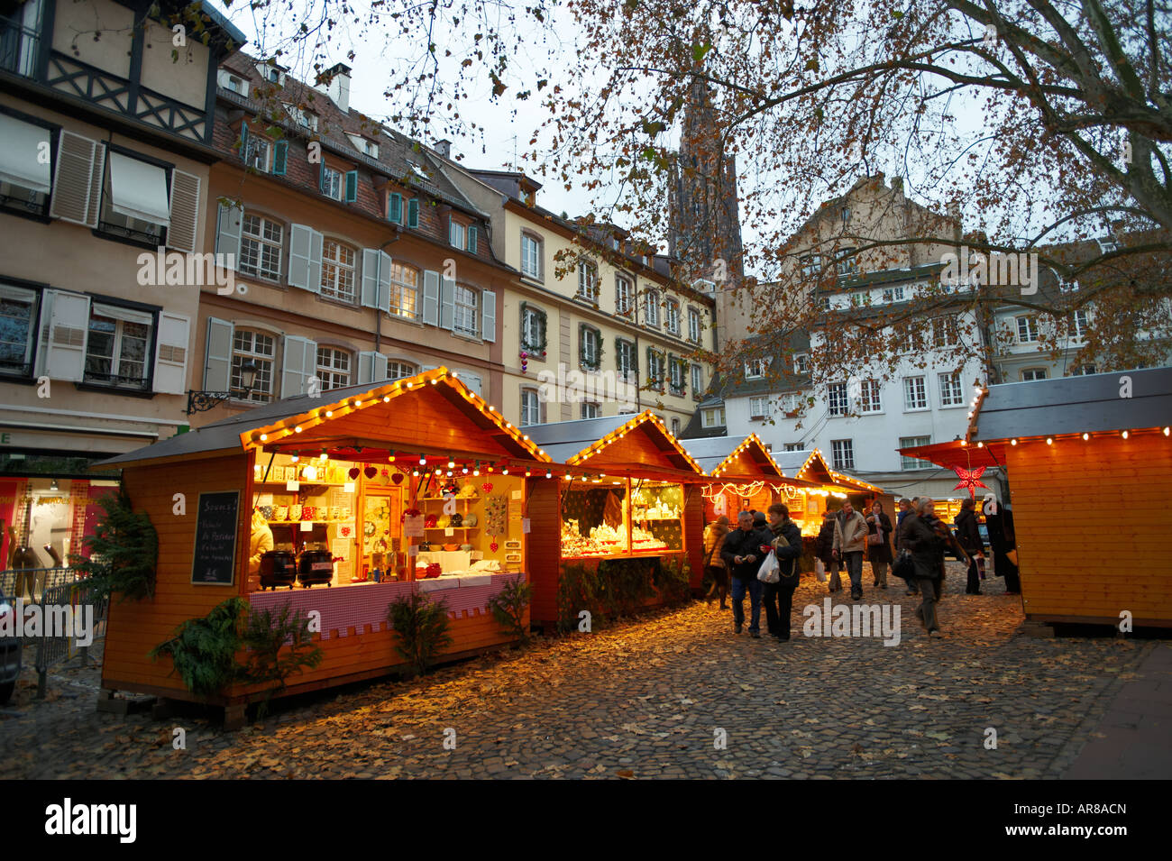 Festoso mercatino di Natale al crepuscolo - Strasburgo Francia Foto Stock