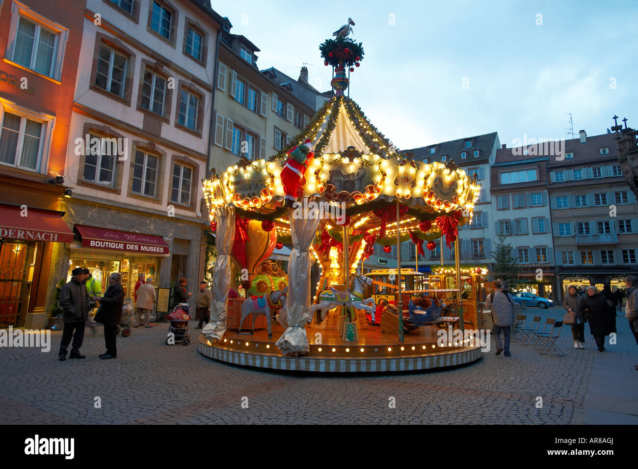 Giostra nel mercato di Natale al crepuscolo - Strasburgo Francia Foto Stock