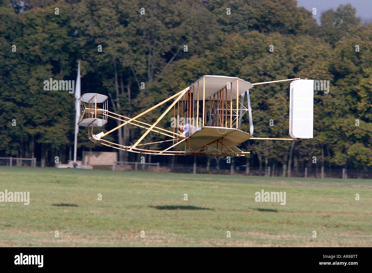 Una replica dei fratelli Wright 1905 Wright Flyer III battenti Foto Stock