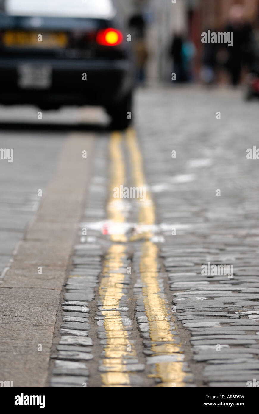 Auto parcheggiate illegalmente sulle doppie linee gialle Foto Stock