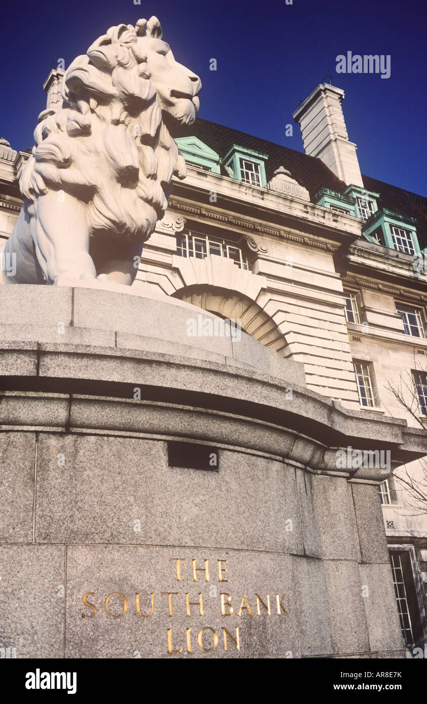 La South Bank Lion Westminster Bridge London REGNO UNITO Foto Stock
