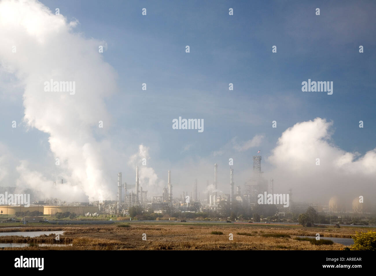 Steamy Vista della raffineria in California Foto Stock