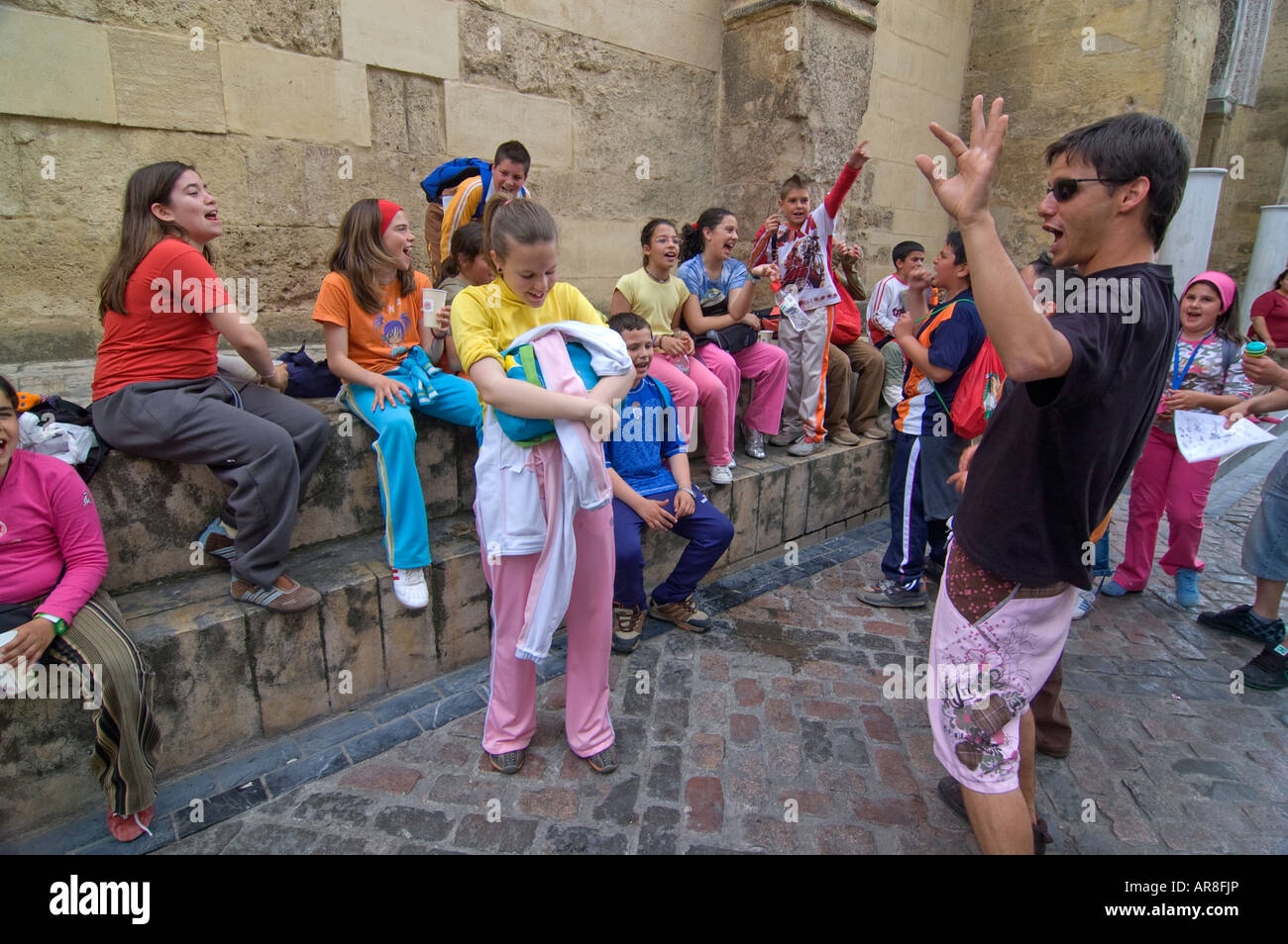 Il leader del gruppo turistico intrattenere i bambini durante la pausa,Cordova,Andalusia, Spagna Foto Stock