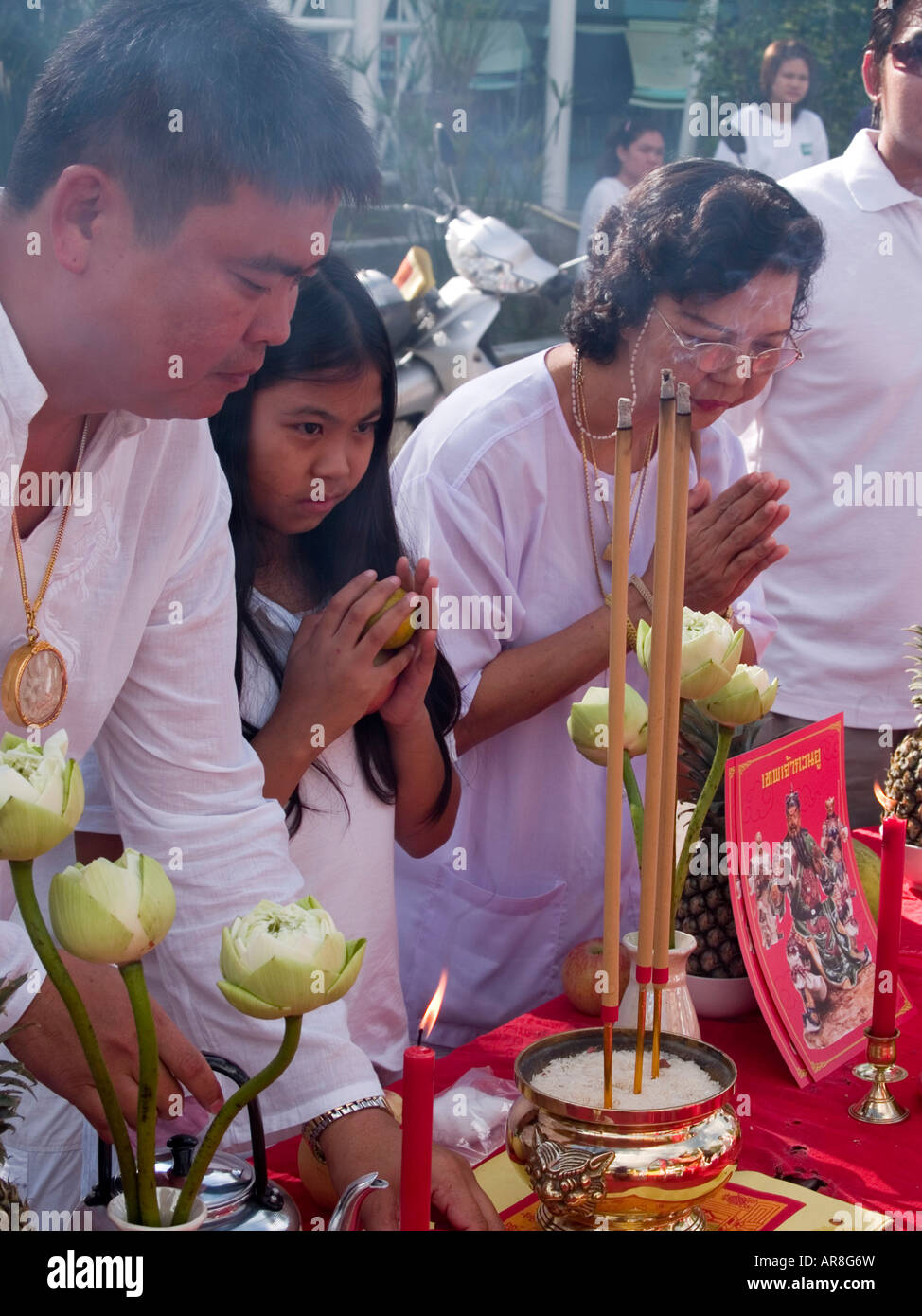 La gente del posto di pregare per la buona fortuna al bizzarro Festival vegetariano Phuket Thailandia Foto Stock