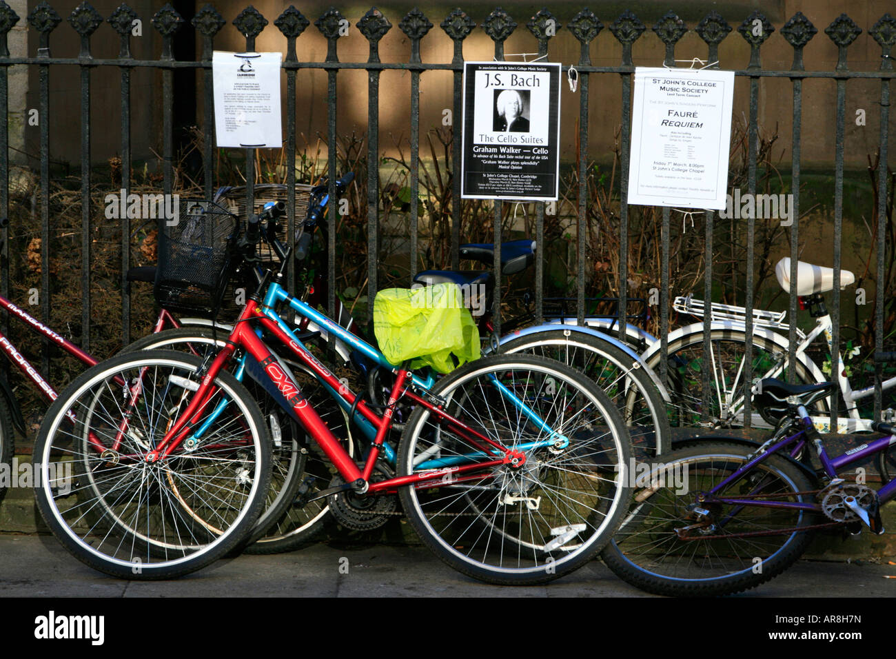 Biciclette contro le ringhiere cambridge city centre cambridgeshire England Regno unito Gb Foto Stock