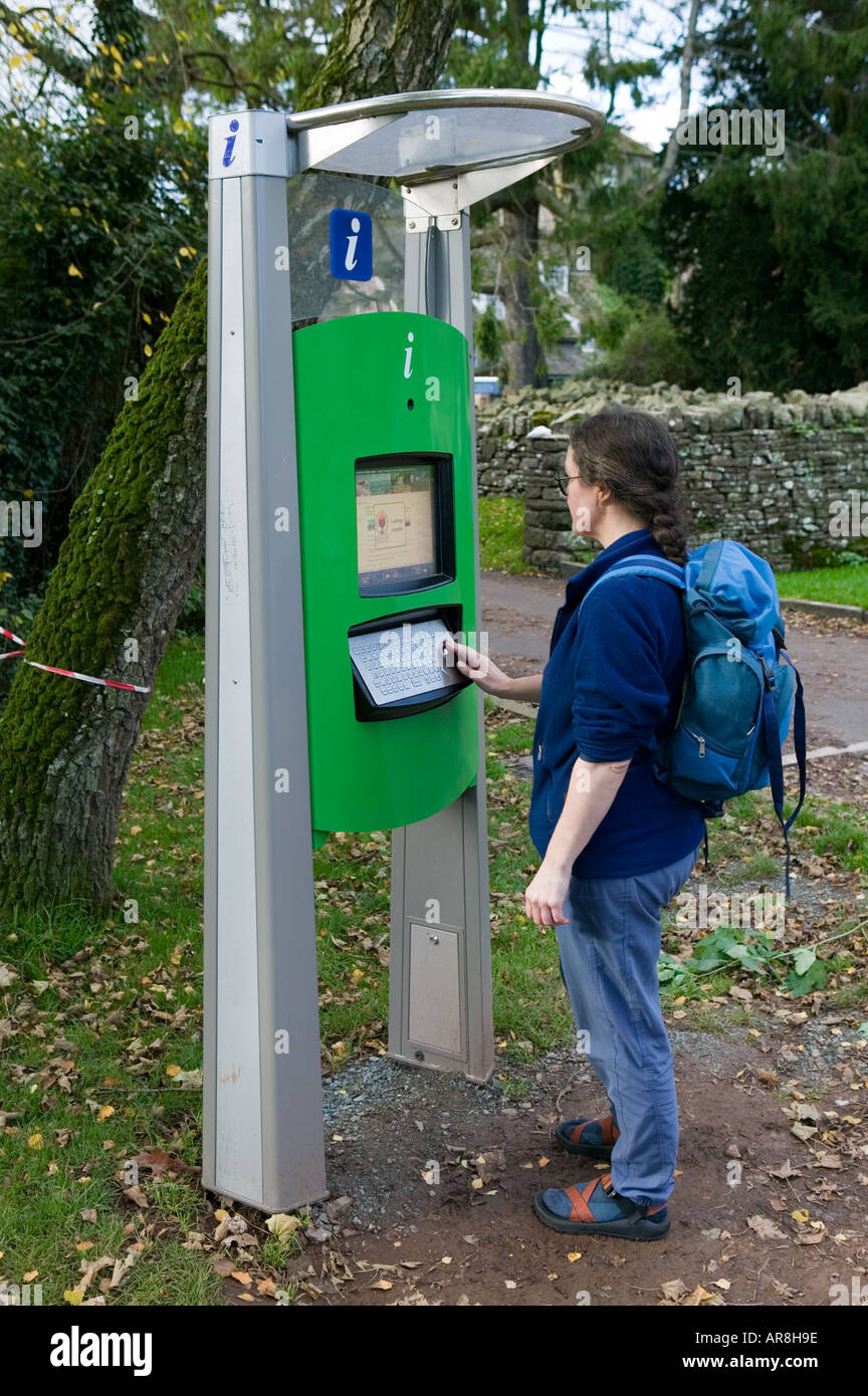 Turista femminile con informazioni registrazione touch screen e il Parco Nazionale di Brecon Beacons Llanthony Wales UK Foto Stock